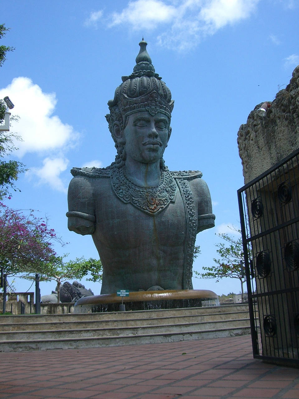 Pura Luhur Ulu Watu Impressionen Reiseführer  auf Bali Garuda Wisnu Figur auf der Halbinsel