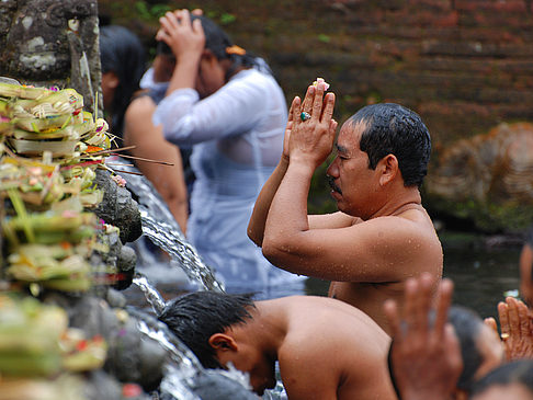 Tirtha Empul Quellheiligtum Bild von Citysam  