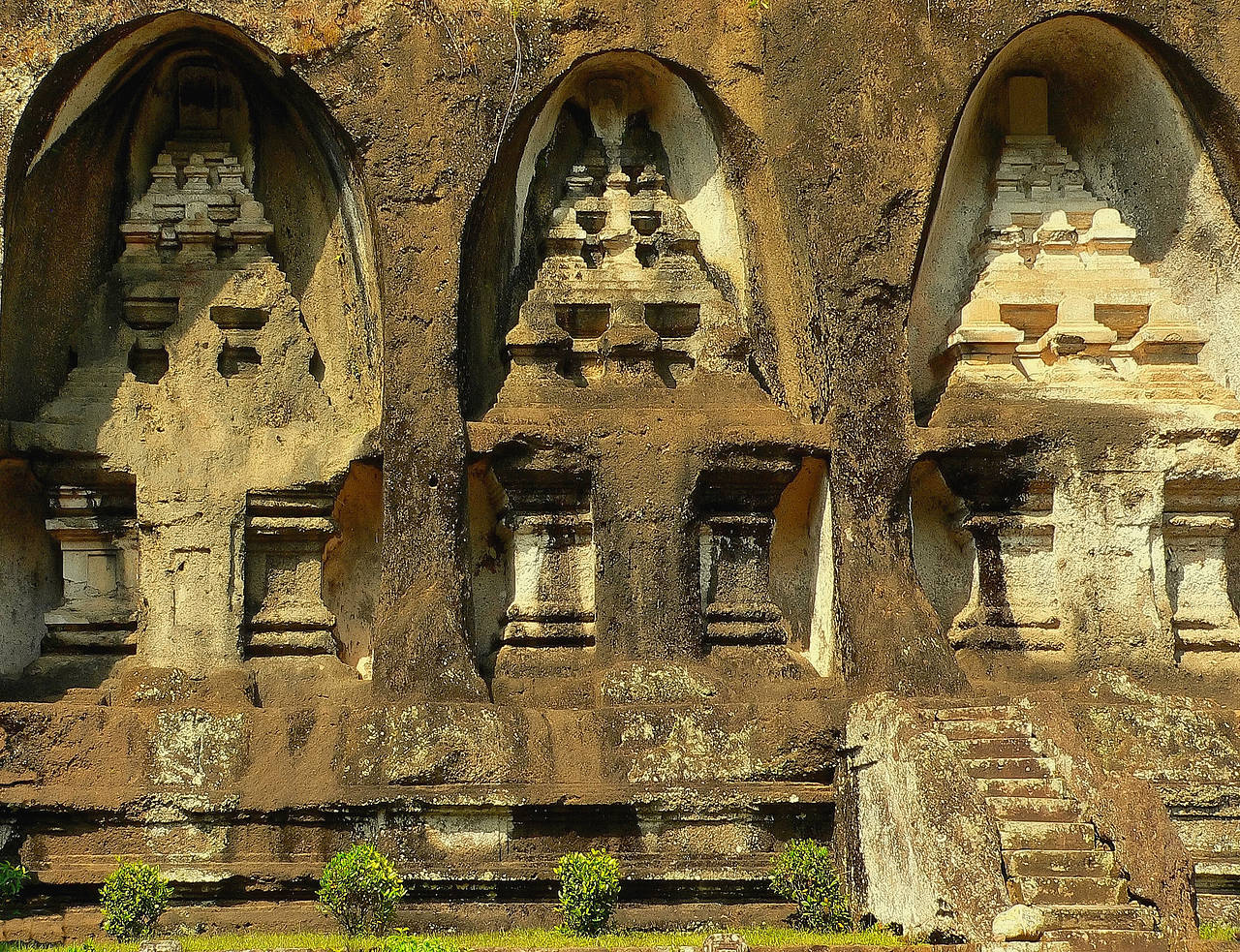  Fotografie Attraktion  Bali In Fels gehauene Denkmäler der königlichen Familie